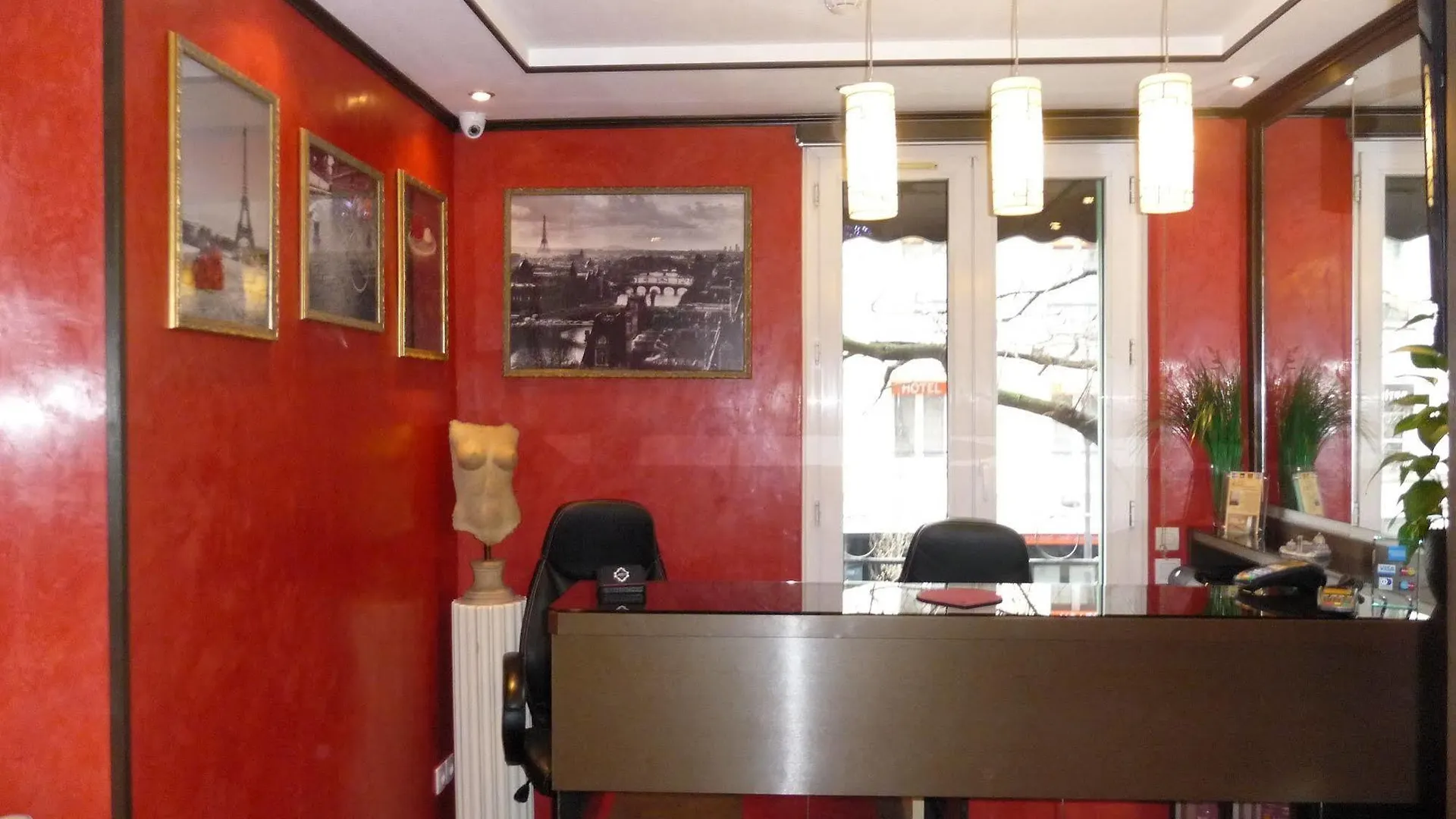 **  Hotel Des Buttes Chaumont París Francia